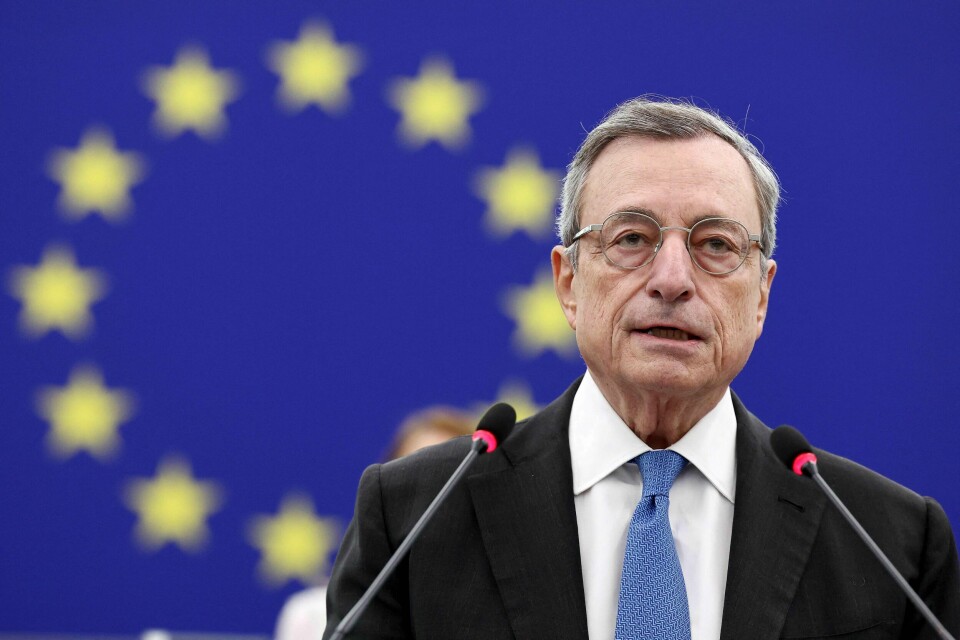 Mangeårig sentralbanksjef i EU Mario Draghi (bildet), tegner i sin rapport et dystert bilde av Europas konkurransekraft. Han peker på universitetene og fremragende forskning som viktige verktøy for økt konkurranseevne, skriver forfatterne av innlegget. Mario Draghi, økonom, tidligere statsminister i Italia (2021–2022) og tidligere sentralbanksjef i EU (2011–2019).