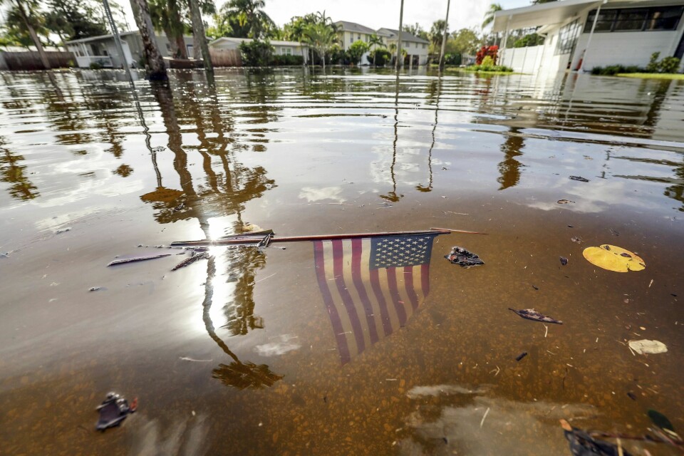 Et amerikansk flagg flyter i flomvannet fredag etter at Helene feide over Short Acres i St. Petersburg i Florida. Et amerikansk flagg flyter i flomvannet fredag etter at Helene feide over Short Acres i St. Petersburg i Florida. Foto: Mike Carlson / AP / NTB