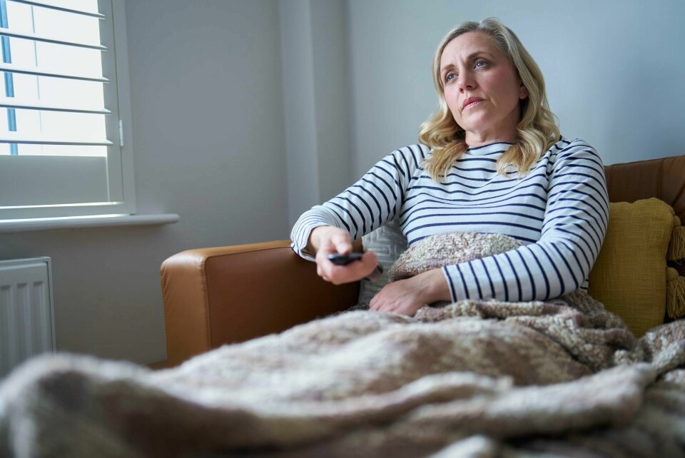 Hele diskusjonen om karensdag eller ikke, foregår som om vi ikke nettopp har vært igjennom en koronapandemi, skriver Nina Reim, som etter fire år fortsatt sliter med long covid. (Illustrasjonsfoto) Kvinne, syk, hjemme fra jobb