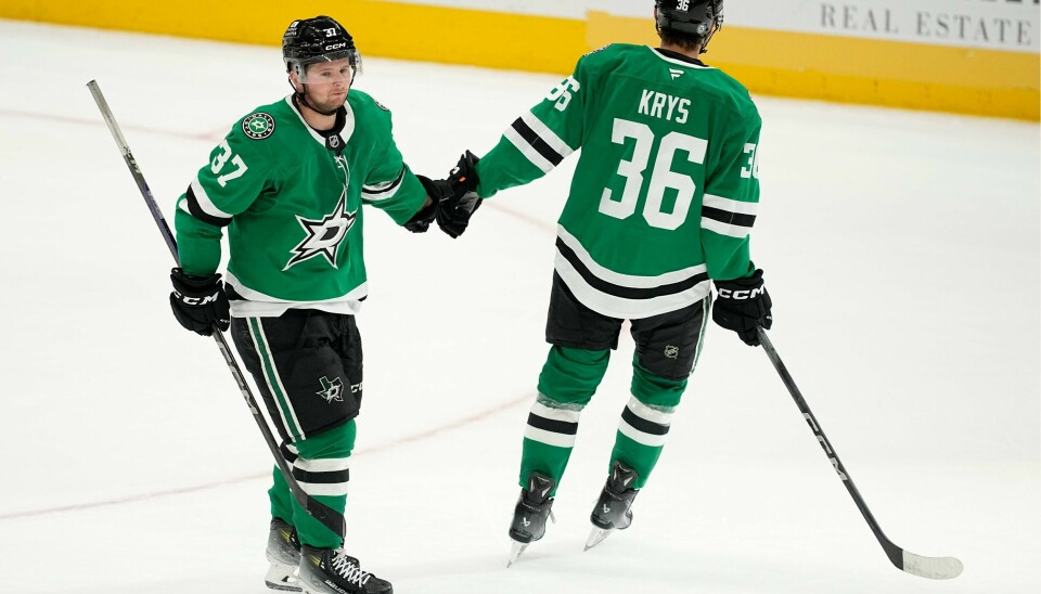 Dallas Stars' Mathias Emilio Pettersen (37) gratuleres av Luke Krys (36) etter at han puttet pucken inn i et tomt bur åtte sekunder før slutt i tredje periode av treningskampen mellom NHL-lagene Minnesota Wild og Dallas Stars i Dallas onsdag. Dallas Stars' Mathias Emilio Pettersen (37) gratuleres av Luke Krys (36) etter at han puttet pucken inn i et tomt bur åtte sekunder før slutt i tredje periode av treningskampen mellom NHL-lagene Minnesota og Dallas Stars i Dallas onsdag. Foto: Tony Gutierrez / AP / NTB