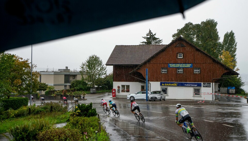 Det var vanskelige forhold i Zürich torsdag. Våte forhold gjorde det vrient i Zürich torsdag. Foto: Peter Dejong / AP / NTB