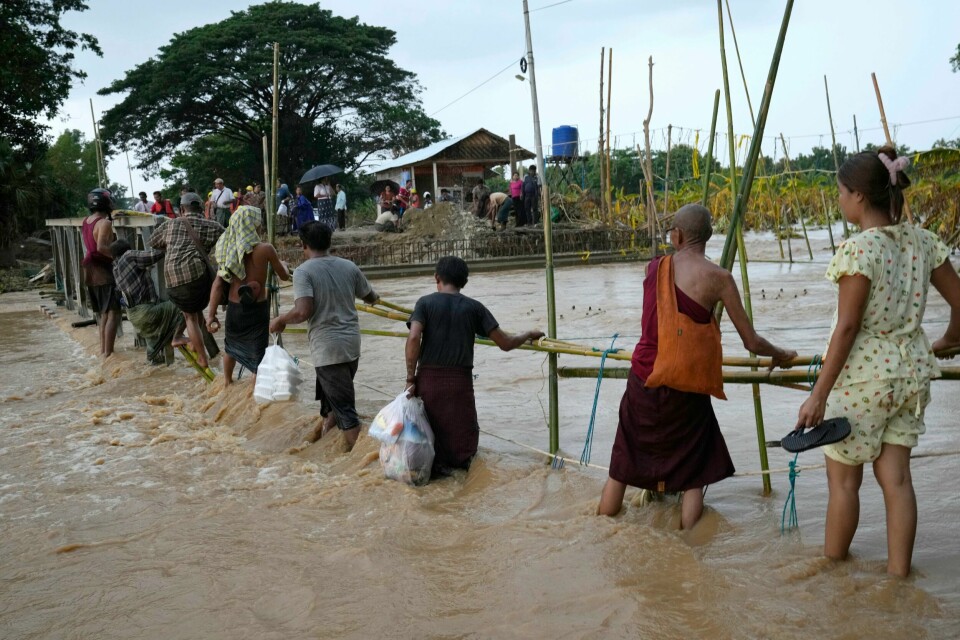 Mennesker forsøker å ta seg over en ødelagt bro i Myanmar. Broen ble ødelagt i det voldsomme flomvannet etter tyfonen Yagi. Mennesker forsøker å ta seg over en ødelagt bro i Myanmar. Broen ble ødelagt i det voldsomme flomvannet etter tyfonen Yagi. Foto: Aung Shine Oo / AP / NTB