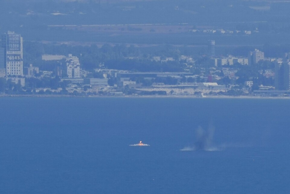 En rakett fra Libanon som eksploderer i Middelhavet nær den Israelske byen Acre i nord torsdag. En rakett fra Libanon som eksploderer i Middelhavet nær den Israelske byen Acre i nord torsdag. Foto: Baz Ratner / AP / NTB