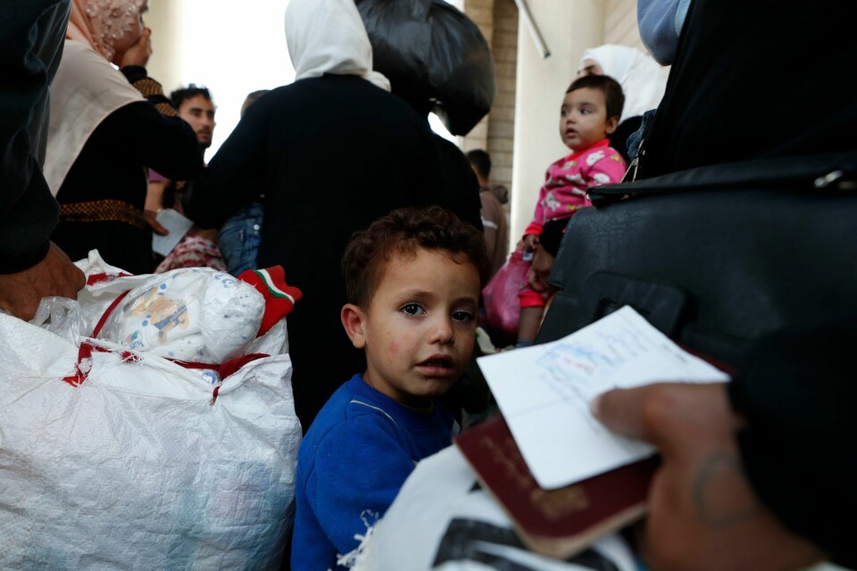 En syrisk gutt på flukt fra krigen i Libanon ankom grensa i Jdeidet Yabous sammen med familien sin tidligere denne uka. De israelske angrepene mot Libanon har ført til masseflukt, og mange forsøker å ta seg over grensa til Syria. Blant dem var denne syriske gutten som har levd som krigsflyktning i Libanon. Foto: AP / NTB