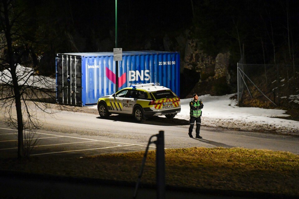 En mann ble funnet død på en parkeringsplass i Lørenskog fredag 28. april 2023. Nå er to menn i 20-årene tiltalt for drap. En mann ble funnet død i Lørenskog fredag kveld. Politiet etterforsker saken som et drap. Foto: Annika Byrde / NTB
