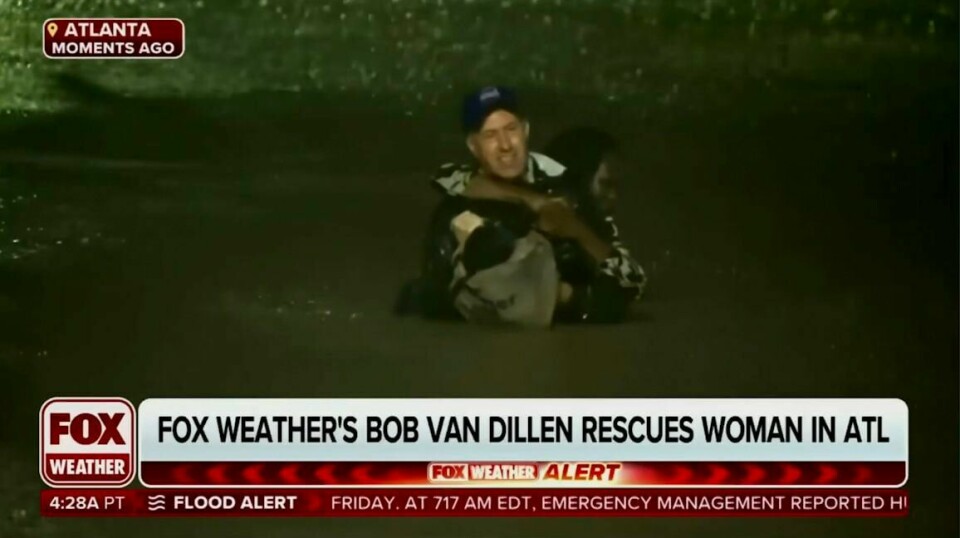 Bildet fra TV-kanalens direktesending viser meteorologen og TV-reporteren Bob Van Dillen mens han bærer en kvinne i sikkerhet. Bilen hennes ble tatt av vannmassene skapt av orkanen Helene i Atlanta fredag. Bildet fra TV-kanalens direktesending viser meteorologen og TV-reporteren Bob Van Dillen mens han bærer en kvinne i sikkerhet. Bilen hennes ble tatt av vannmassene skapt av orkanen Helene i Atlanta fredag. Foto: Fox Weather / AP / NTB