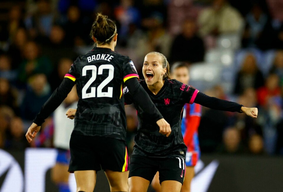Guro Reiten og Lucy Bronze jubler etter scoringer fredag kveld. Guro Reiten og Lucy Bronze jubler etter scoringer fredag kveld.