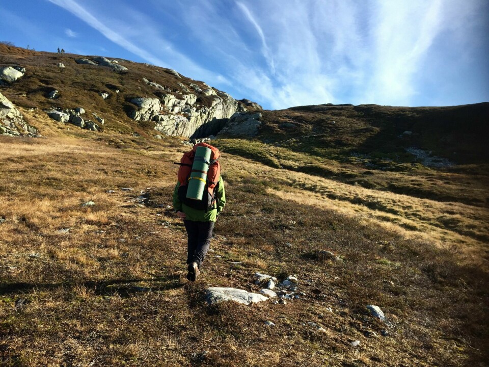 Friluftsliv er blant de mest populære linjene på norske folkehøyskoler i år. Turer i fjellet er topp når været er bra, men Røde Kors ber folk sjekke værmeldingen før de legger til fjells i høstferien. Det er meldt mye regn flere steder. Foto: Mathilde Vikene / NTB