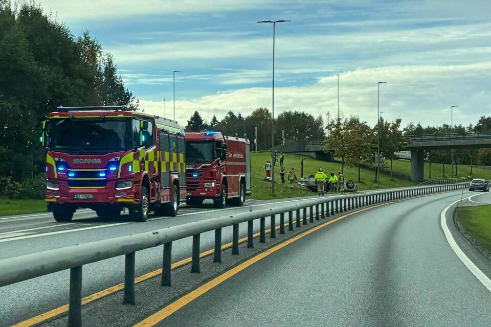 En person er siktet for ruskjøring etter ulykken der en bil med fire barn og en voksen kjørte av veien. En bil med fem personer kjørte av veien på E18 i Arendal. Foto: Mette Estep / NTB