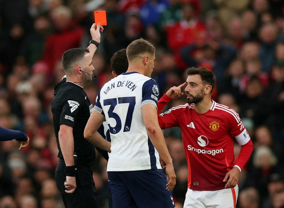 Manchester Uniteds Bruno Fernandes får det røde kortet av dommer Chris Kavanagh. Manchester Uniteds Bruno Fernandes får det røde kortet av dommer Chris Kavanagh.