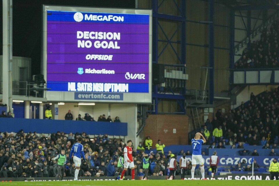 Et semiautomatisk offsidesystem skulle ha blitt innført i Premier League i høst, men nå kan det hende det ikke skjer før i 2025 Et semiautomatisk offsidesystem skulle ha blitt innført i Premier League i høst, men nå kan det hende det ikke skjer før i 2025. Foto: Jon Super / AP / NTB