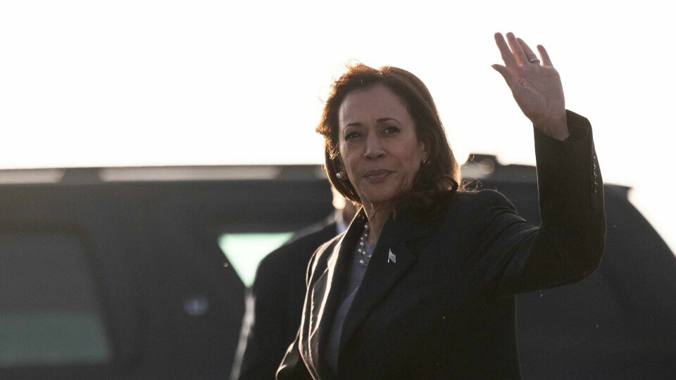 Demokratenes presidentkandidat Kamala Harris skal på befaring til orkanrammede områder sørøst i USA. Her er hun i Los Angeles lørdag. USAs visepresident Kamala Harris stiller seg bak Bidens uttalelse. Foto: Etienne Laurent / AP / NTB