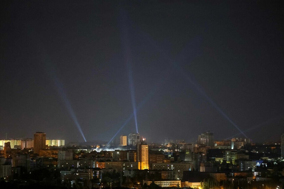 Russland har utført at nytt droneangrep mot Ukrainas hovedstad Kyiv. Dette bildet er tatt under et droneangrep mot samme by lørdag. Her søkes deet med lys etter droner. Ukrainian service personnel use searchlights as they search for drones in the sky over the city centre during a Russian drone strike, amid Russia's attack on Ukraine, in Kyiv, Ukraine September 28, 2024. REUTERS/Gleb Garanich