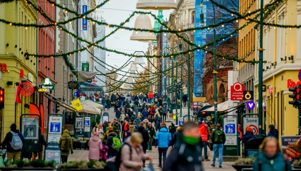 Det er fortsatt noen uker til det ser slik ut på Karl Johan, men på noen butikker er det allerede julestemning. Det er fortsatt noen uker til det ser slik ut på Karl Johan, men på noen butikker er det allerede julestemning. Foto: Stian Lysberg Solum / NTB