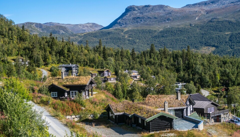 Salget av nye og brukte hytter har fått seg en kraftig knekk, det samme har nybyggingen av hytter. Her ser vi hytter ved Skarsnuten ved Hemsedal skisenter. Bildet viser hytter ved Skarsnuten i Hemsedal skisenter. Flere hytteeiere har meldt flytting til fritidsboligen. Det er for å få krav på strømstøtte fra regjeringen, ifølge Norsk Hyttelag.
