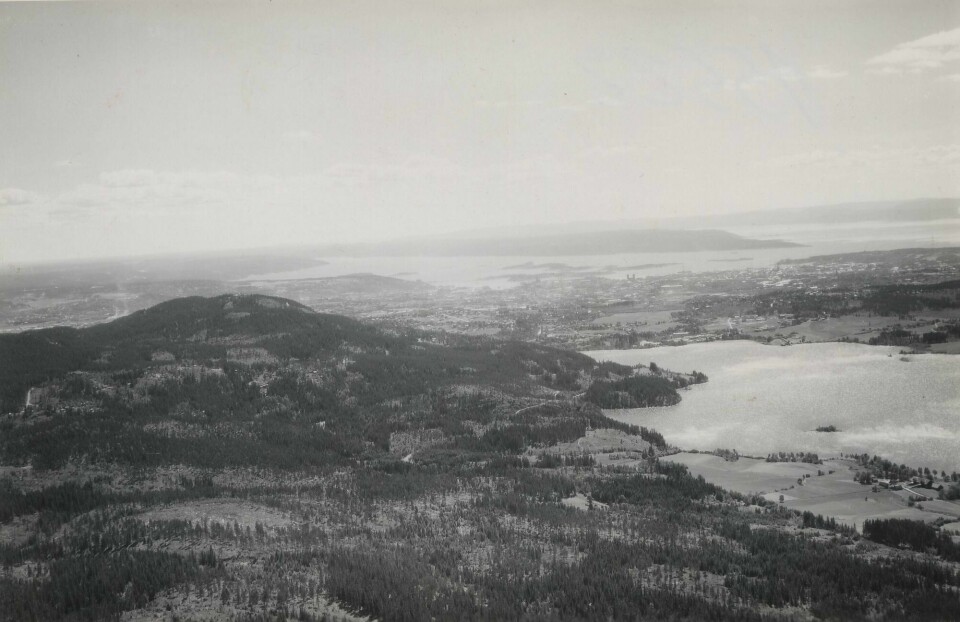 Selv om Solemskogen tilhørte Østre Aker og Linderud krets, var avstandene så store at området ble lagt til Nydalen krets i Vestre Aker i 1911. Flyfoto over Maridalsvannet og Solemskogen 1949. Selv om Solemskogen tilhørte Østre Aker og Linderud krets, var avstandene så store at området ble lagt til Nydalen krets i Vestre Aker i 1911. Flyfoto over Maridalsvannet og Solemskogen 1949.
