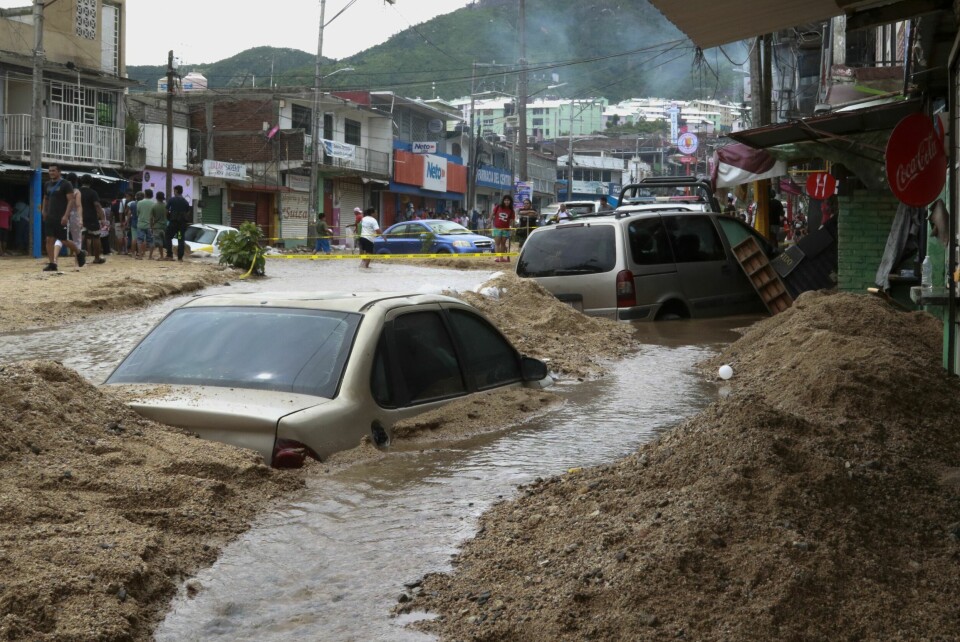 Biler står delvis under vann i en oversvømmet gate i Acapulco lørdag. Biler står delvis under vann i en oversvømmet gate i Acapulco lørdag. Foto: Alejandrino Gonzalez / AP / NTB