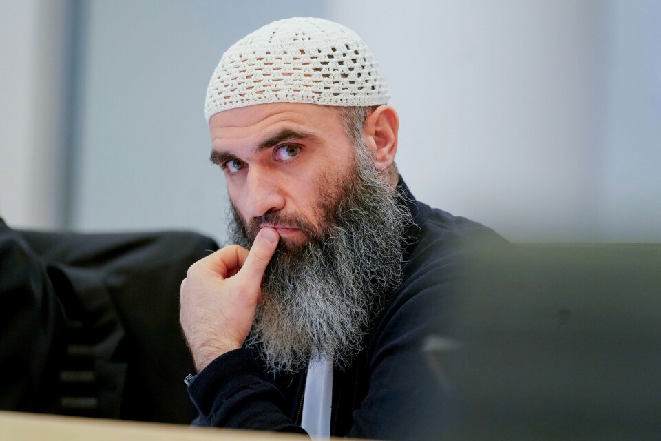 Zaniar Matapour under rettssaken i Oslo tingrett. Når ankesaken kommer opp i februar, er det med nye forsvarere. Zaniar Matapour protesterte mot at rettsforhandlingene i Oslo tingrett blir gjennomført under muslimenes fastemåned ramadan. Foto: Lise Åserud / NTB