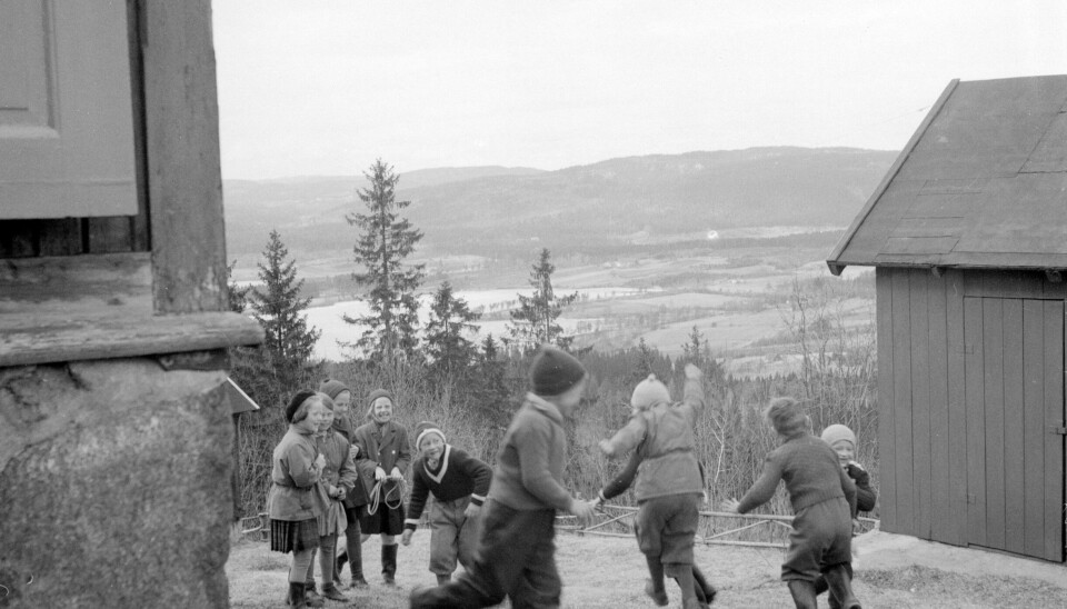 SolemskoSolemskogen var uten buss før 1928, noe som ga store avstander. Barna måtte gå til Grefsen og Kjelsås skole. Etter hvert ble det etablert skole på Granli. Maridalsvannet i bakgrunnen. SolemskoSolemskogen var uten buss før 1928, noe som ga store avstander. Barna måtte gå til Grefsen og Kjelsås skole. Etter hvert ble det etablert skole på Granli. Maridalsvannet i bakgrunnen.
