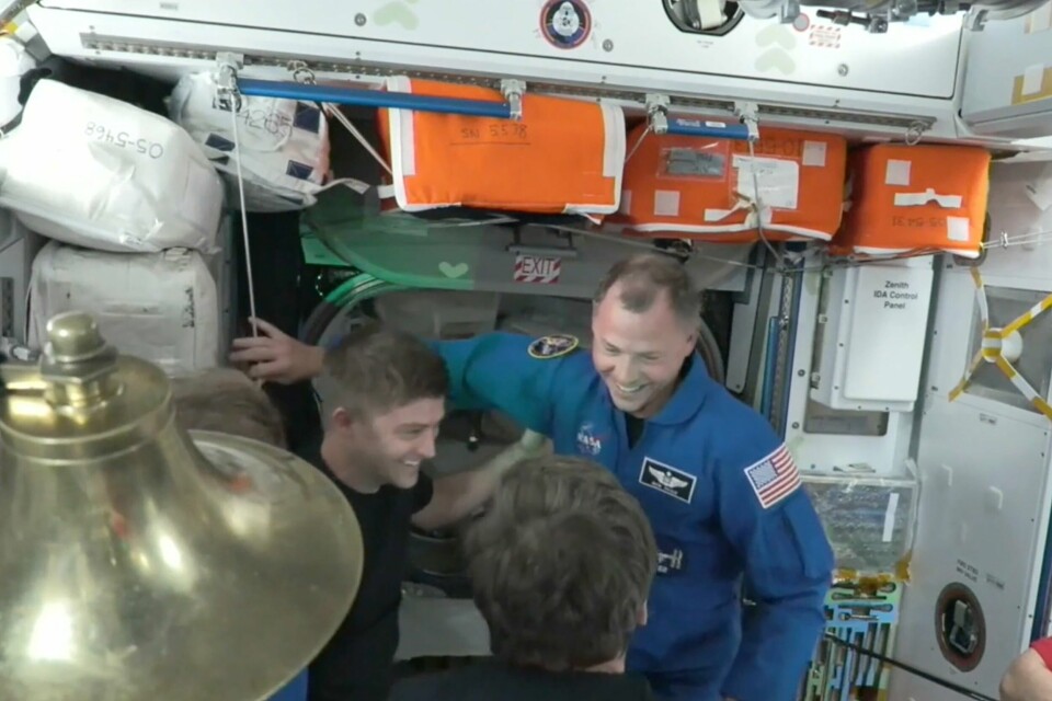 Astronauten Nick Hague flyr ombord den internasjonale romstasjonen mandag norsk tid. Bjella på venstre hånd er det tradisjon for å ringe i hver gang nye astronauter og kosmonauter ankommer og forlater romstasjonen. Astronauten Nick Hague flyr ombord den internasjonale romstasjonen mandag norsk tid. Bjella på venstre hånd er det tradisjon for å ringe i hver gang nye astronauter og kosmonauter ankommer og forlater romstasjonen.