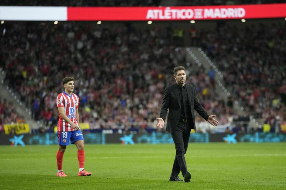 Atletico Madrids trener Diego Simeone reagerer til supporterne da søndagens kamp måtte stoppes. Atletico Madrids trener Diego Simeone reagerer til supporterne da søndagens kamp måtte stoppes.