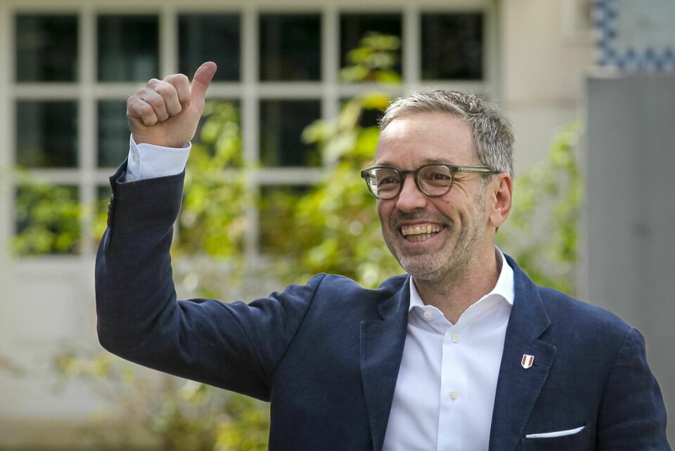 Herbert Kickl, leder i det østerrikske FPÖ, viste tommelen opp da han ankom valglokalet søndag. Partiet får drøyt 29 prosent av stemmene, viser prognoser. Herbert Kickl, leder i det østerrikske FPÖ, viste tommelen opp da han ankom valglokalet søndag. Partiet får drøyt 29 prosent av stemmene, viser prognoser. Foto: AP Photo/Heinz-Peter Bader/NTB