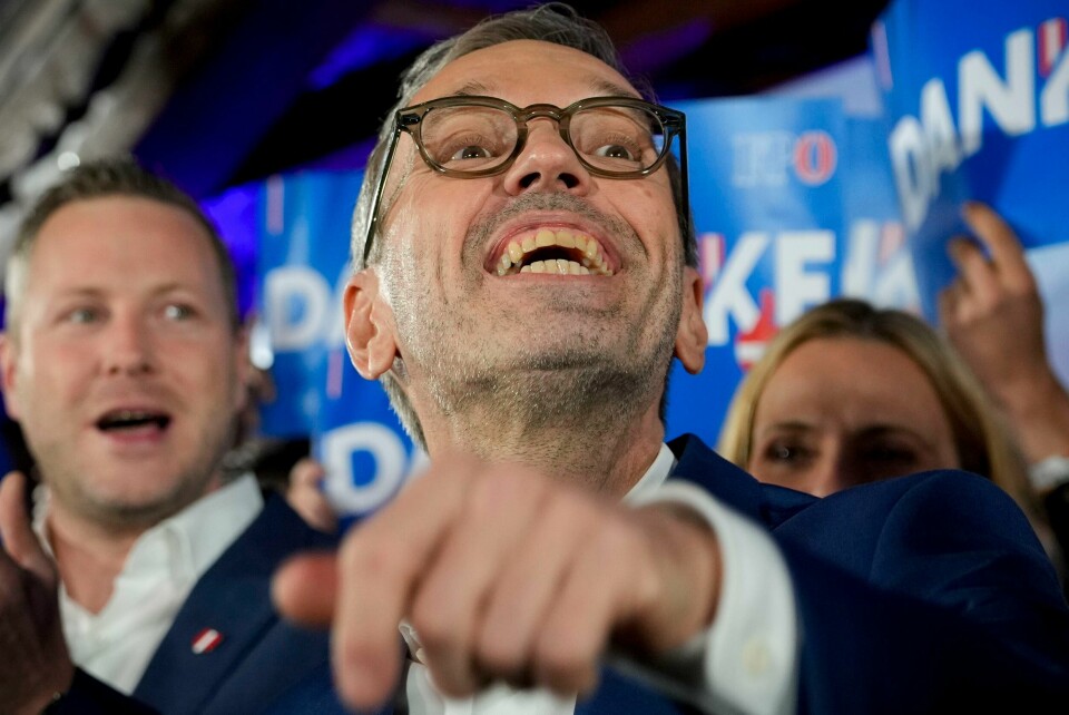 Herbert Kickl, leder for Frihetspartiet, møtte tilhengerne i Wien da valgseieren var et faktum søndag. Herbert Kickl, leder for Frihetspartiet, møtte tilhengerne i Wien da valgseieren var et faktum søndag. Foto: Andreea Alexandru / AP / NTB