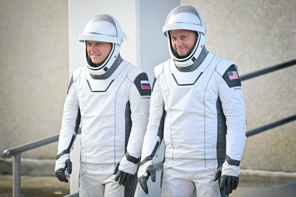 Kosmonaut Aleksandr Gorbunov (til venstre) og NASAs astronaut Nick Hague før avreise fra jorden søndag. Kosmonaut Aleksandr Gorbunov (til venstre) og NASAs astronaut Nick Hague før avreise fra jorden.