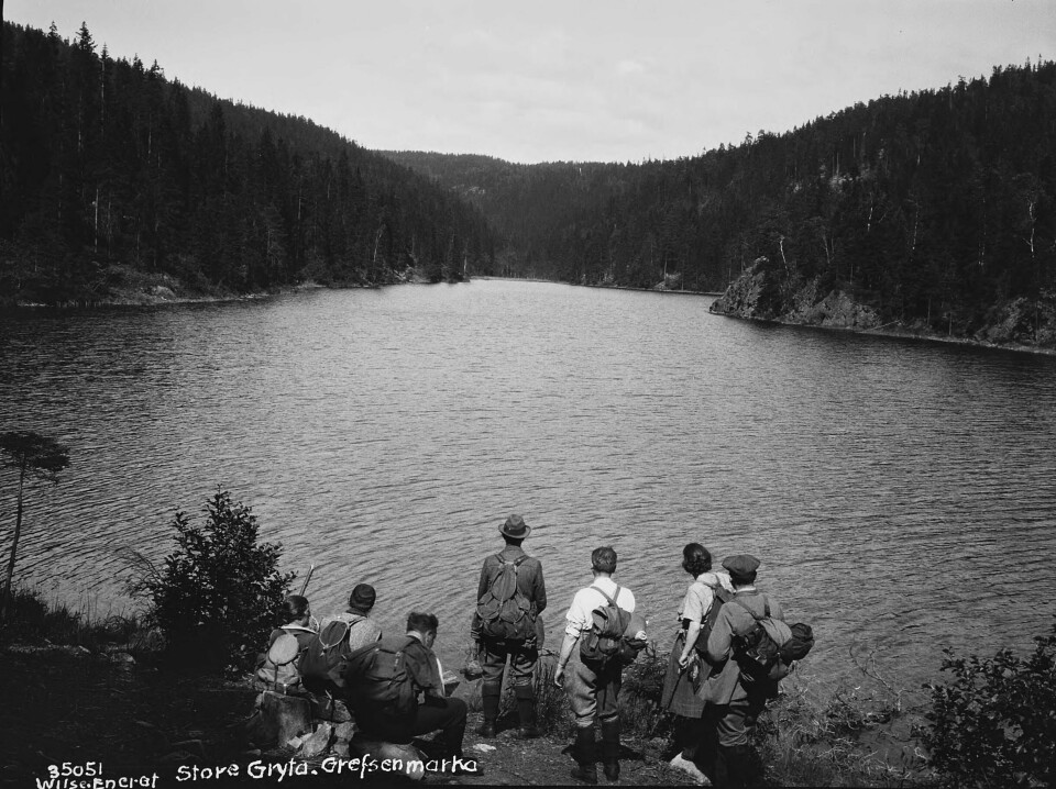 Solemskogens ble bebygget mellom Kringla og Store Gryta fra 1903. Turgåere ved Store Gryta i Solemskogen 1. mai 1929. Solemskogens ble bebygget mellom Kringla og Store Gryta fra 1903. Turgåere ved Store Gryta i Solemskogen 1. mai 1929.