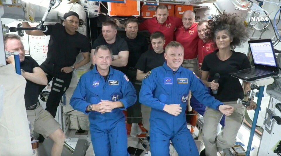 Astronautene på romstasjonen poserer for kamera etter ankomst. I midten i blått er nyankomne amerikanske Nick Hague og russiske Alexandr Gorbunov. Ytterst til venstre og ytterst til høyre er de romfaste astronautene Butch Wilmore og Suni Williams. Bak dem i sort fra venstre står Nasas Jeanette Epps, russiske Alexander Grebenkin, Nasas Mike Barratt og Matthew Dominick. Bak dem i rødt fra høyre står russiske Ivan Vagner, Nasas Don Pettit og russiske Alexei Ovchinin. Astronautene på romstasjonen poserer for kamera etter ankomst. I midten i blått er nyankomne amerikanske Nick Hague og russiske Alexandr Gorbunov. Ytterst til venstre og ytterst til høyre er de romfaste astronautene Butch Wilmore og Suni Williams. Bak dem i sort fra venstre står NASAs Jeanette Epps, russiske Alexander Grebenkin, NASAs Mike Barratt og Matthew Dominick. Bak dem i rødt fra høyre står russiske Ivan Vagner, NASAs Don Pettit og russiske Alexei Ovchinin.