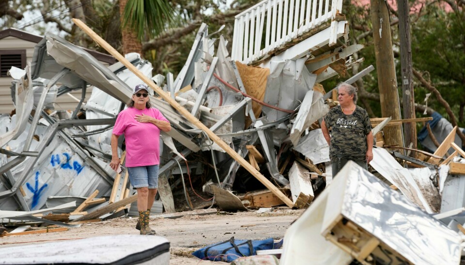 Frankie Johnson (t.v.) og Charlene Huggins fikk husene sine i Horseshoe i Florida ødelagt av orkanen Helene. Men de er likevel heldige og har livet i behold. Frankie Johnson (t.v.) og Charlene Huggins fikk husene sine i Horseshoe i Florida ødelagt av orkanen Helene. Men de er likevel heldige og har livet i behold. Foto: Gerald Herbert / AP / NTB
