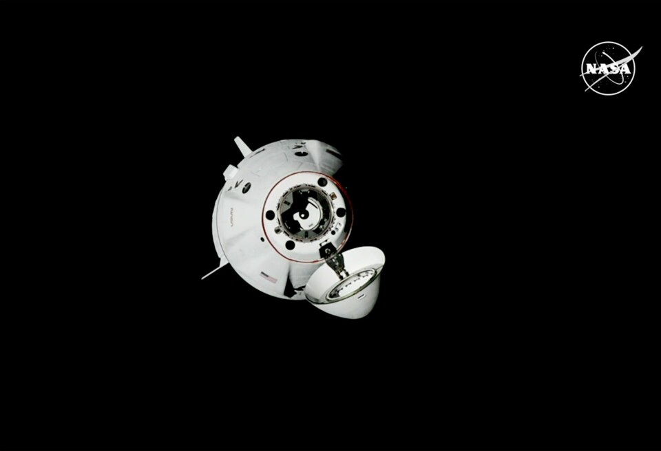 SpaceX' «Dragon» gjør seg klar for å koble til den internasjonale romstasjonen, sett fra romstasjonen. SpaceX' «Dragon» gjør seg klar for å koble til den internasjonale romstasjonen, sett fra romstasjonen.