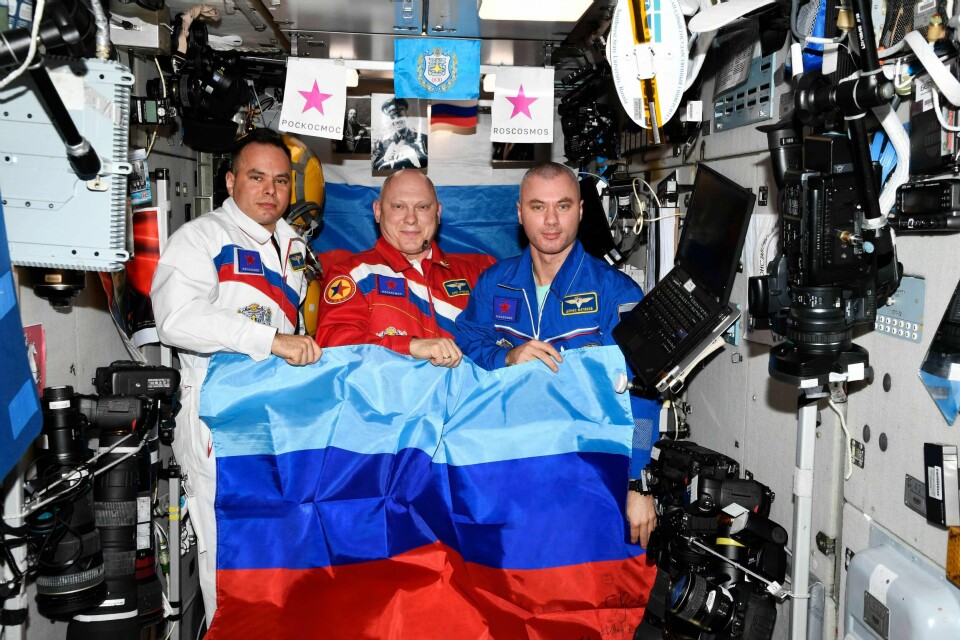 De russiske kosmonautene Oleg Artemyev, Denis Matveyev og Sergei Korsakov poserer med flagget til den såkalte folkerepublikken Luhansk i okkuperte Ukraina på den internasjonale romstasjonen. De russiske kosmonautene Oleg Artemyev, Denis Matveyev og Sergei Korsakov poserer med flagget til den såkalte folkerepublikken Luhansk i okkuperte Ukraina på den internasjonale romstasjonen.