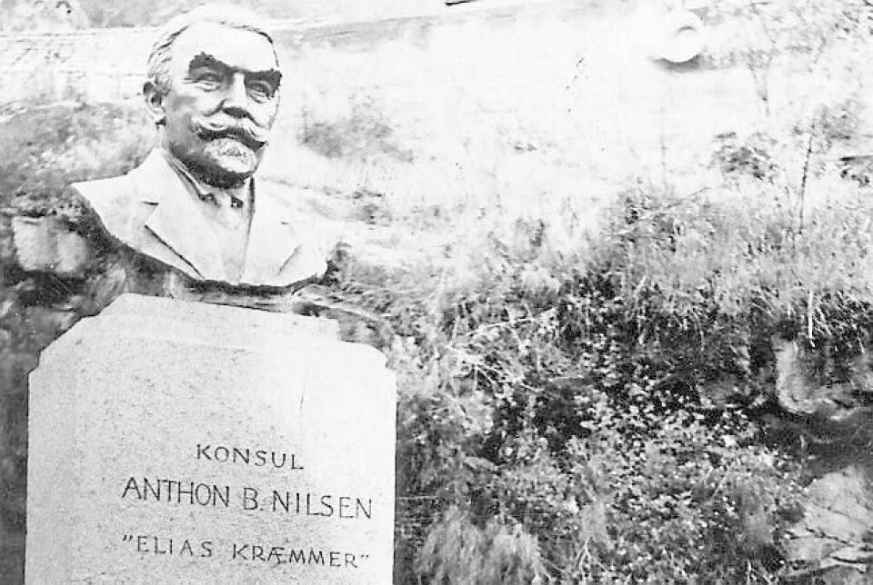 Bysten av Anthon B. Nilsen, alias Elias Kræmmer, ble avduket i Svelvik i 1955, hundreårsjubileet for hans fødsel. Den er laget av kunstneren Emma Christine Matthiassen. FOTO: GYLDENDAL