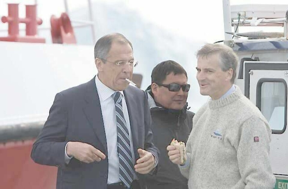 Russlands utenriksminister Sergej Lavrov tar seg en røyk mens daværende utenriksminister Jonas Gahr Støre (Ap) spiser brødskiver om bord i et skip utenfor Grønland 28. mai 2008. FOTO: BERIT ROALD/NTB SCANPIX