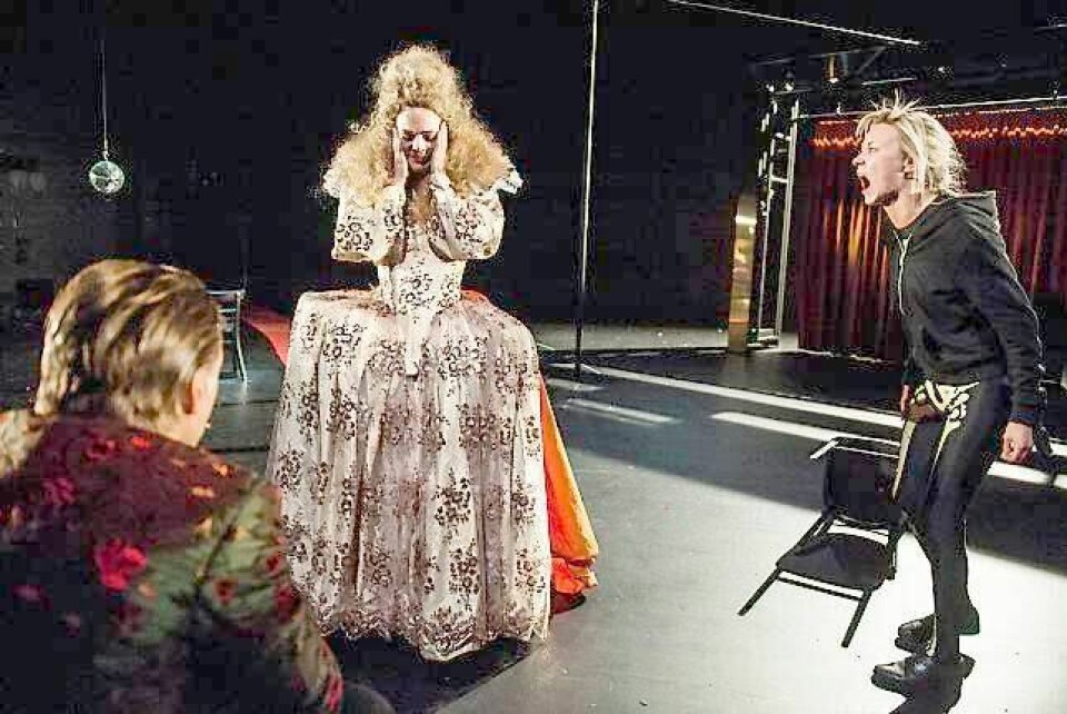 Marie Blokhus som Hamlet (til høyre) lar vreden fråde mot moren (Ane Dahl Torp) og Claudius (Mads Ousdal). FOTO: DAG JENSSEN/ DET NORSKE TEATRET