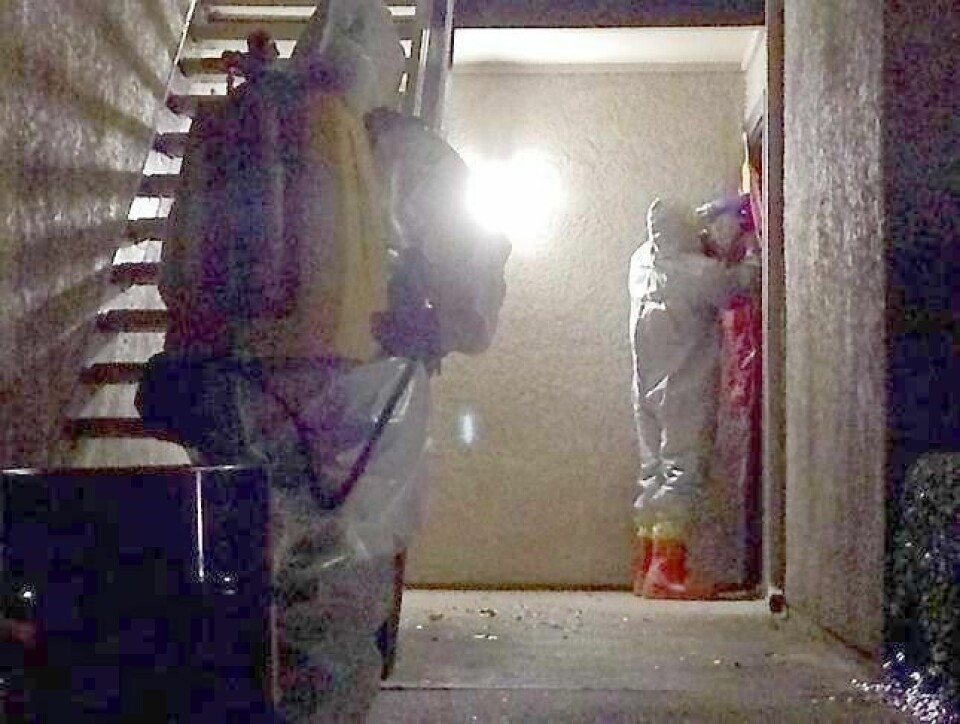 Døren inn til leiligheten til den andre sykepleieren som er smittet av ebola i USA ble i går teipet igjen. FOTO: SANA SYED/NTB SCANPIX