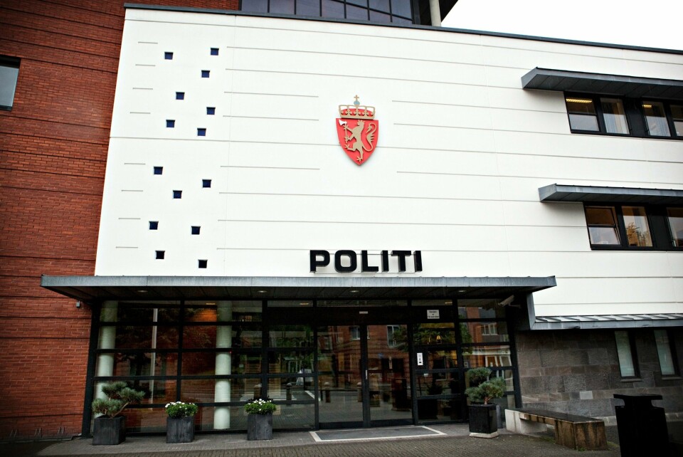 En kvinne på 73 år har anmeldt en 62 år gammel mann som er ansatt ved Rogaland politidistrikt for bruk av vold. Saken etterforskes nå av Haugaland og Sunnhordland distrikt.
