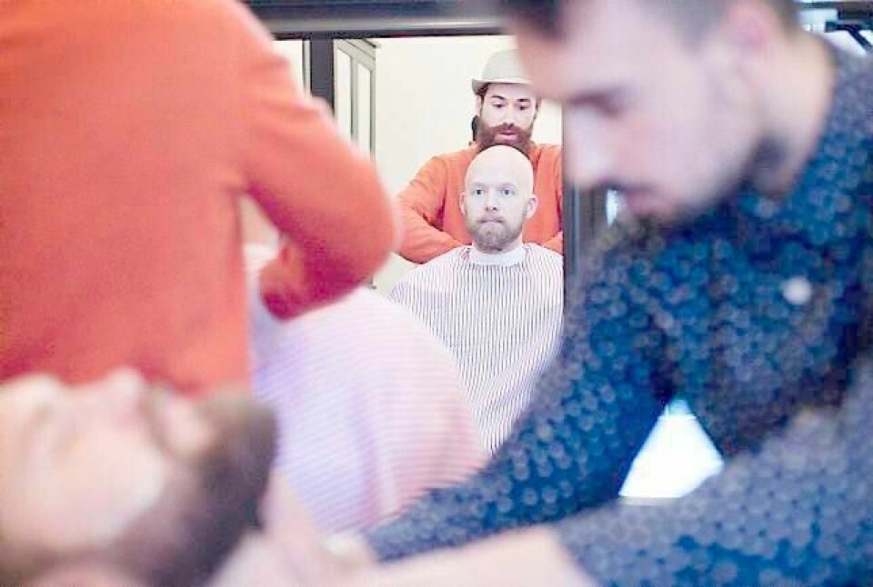 Lord Jack Knife skal straks i gang med å barbere Christian Græm. Foran ser vi Gerhard Aran‘o barbere Arne Olsen Harsheim. Men her tilbys også sykler og herreklær.
