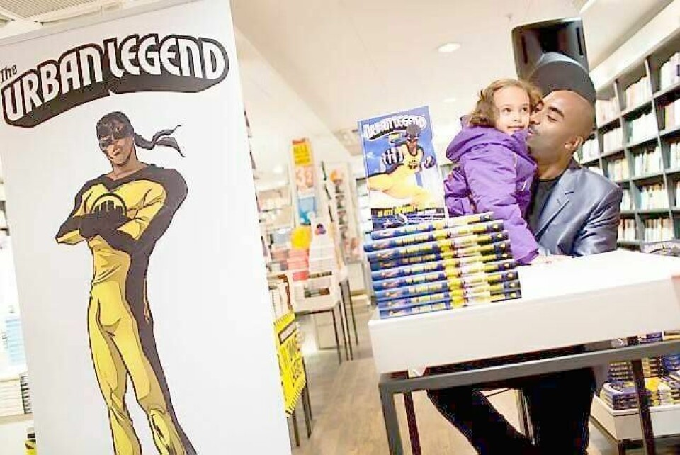 Josef Yohannes lanserte The Urban legend i bokform, her med niesen Sarah Pretorius (4), som har inspirert til figuren Sarah Parks i serien.