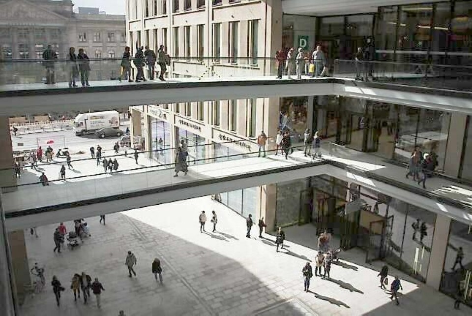 «Det bügges i Germania». Ved Leipziger Platz, like ved Potsdamer Platz på et område som i 70 år var et flere fotballbaner stort ingenmannsland, bygges det nå store kjøpesentre. Som dette nyåpnede LP12, oppført over flere kvartaler på det som var østsiden av Muren. FOTO: ODD ANDERSEN/NTB SCANPIX