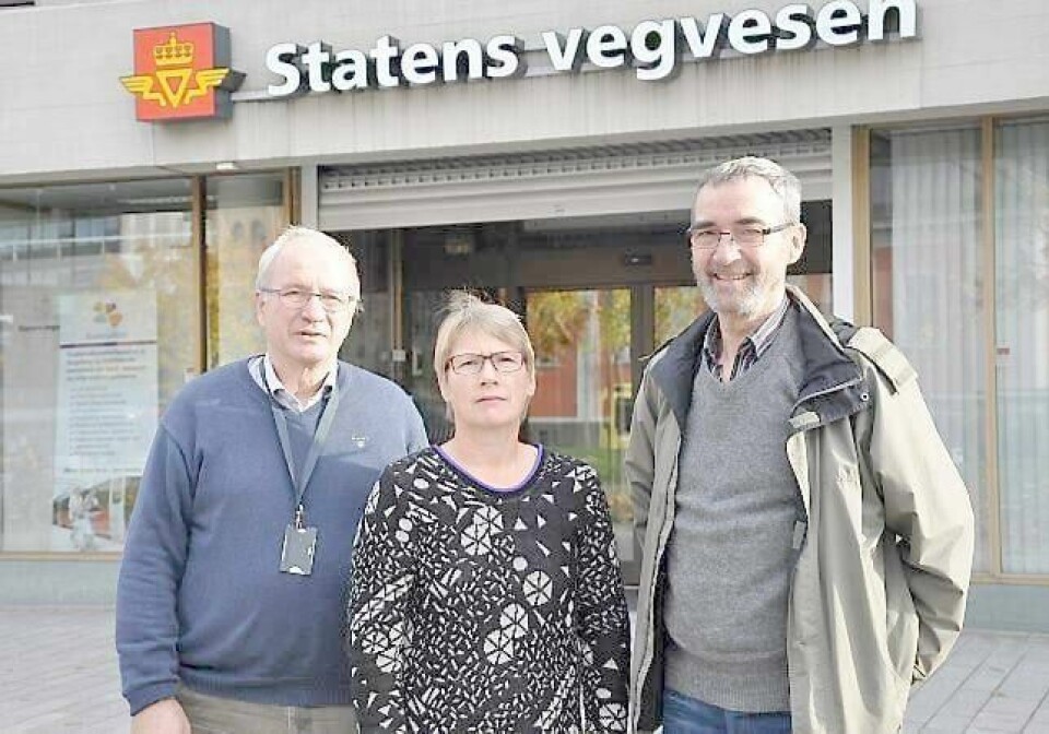 (F.v.:) Tore Braaten, Kjersti Eide og Tore Gomo i Statens vegvesen jobber for tiden med planene for støyisolering av husene langs Bjørnstjerne Bjørnsons gate, som sannsynligvis starter våren 2015. Foreløpig tør de ikke fastsette noen dato for når selve veiarbeidet tar til. FOTO: BENTE ESPESETH.