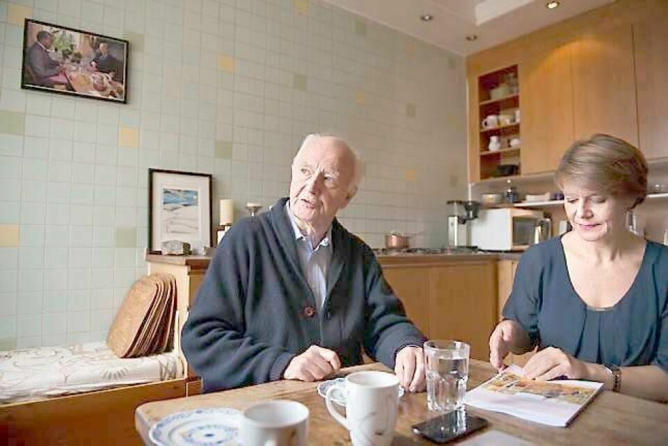 Ved kjøkkenbordet hjemme hos Thorvald Stoltenberg tar han og Aps ordførerkandidat Tone Tellevik Dahl til orde for heroinassistert behandling i LAR.