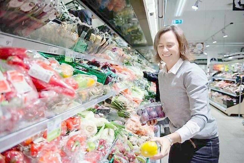 Stadig mer frukt og grønt selges ferdig emballert. - Det er mer miljøvennlig, og gir mindre svinn, sier Anne Marie Schrøder.