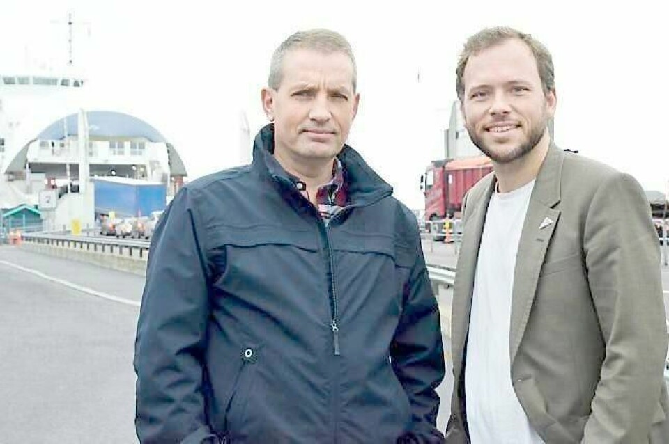 Leif Christensen (t.v.), leder i Østfold SV, sammen med SV-leder Audun Lysbakken på ferjekaia i Moss. FOTO: HANNA K. SOMMERSTAD