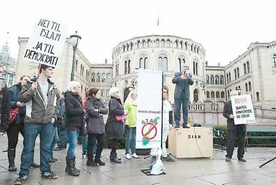Arne Tumyr holder appell under SIANs demonstrasjon foran Stortinget i fjor høst. Tonen er hard også innad i de norske antimuslimske miljøene, som preges av interne konflikter. FOTO: HÅKON MOSVOLD LARSEN/NTB SCANPIX