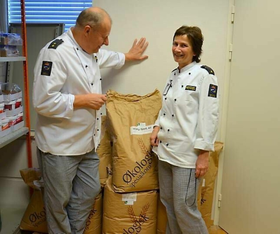 (f.V.:) Terje Paulsen og Trine Aarhold har satt seg inn i hva som er å få tak i av økologiske råvarer for storhusholdning. Melet kommer fra Norsk spesialkorn i Sigdal. FOTO: PERNILLE VESTENGEN
