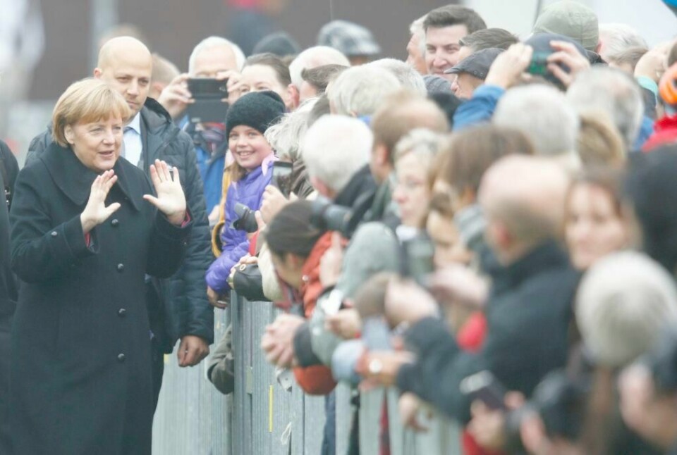 Statsminister Angela Merkel snakket med noen av de mange som hadde møtt opp for å få med seg den offisielle starten på 25-årsmarkeringen av Berlinmurens fall. FOTO: NTB SCANPIX