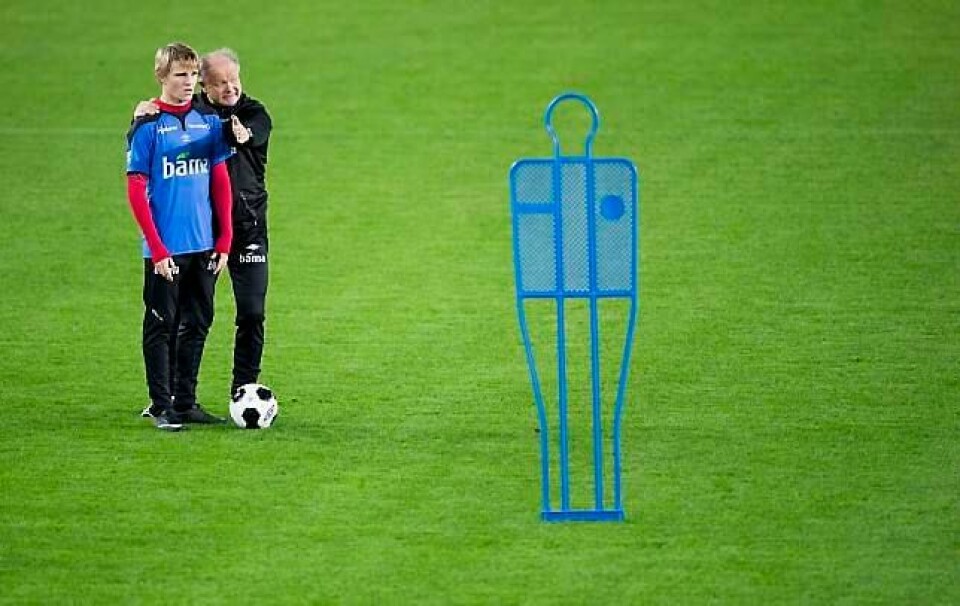 Martin Ødegaard får instruksjoner av Per Mathias Høgmo. Han ble landslagsspiller raskere enn noen kunne ane. FOTO: VEGARD WIVELSTAD GRØTT/NTB SCANPIX