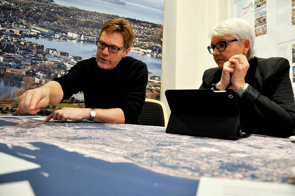 Byplanlegger Terje Pettersen og rådmann Bente Hedum legger fram sentrumsplanen for Moss. FOTO: ELISABETH SKOVLY